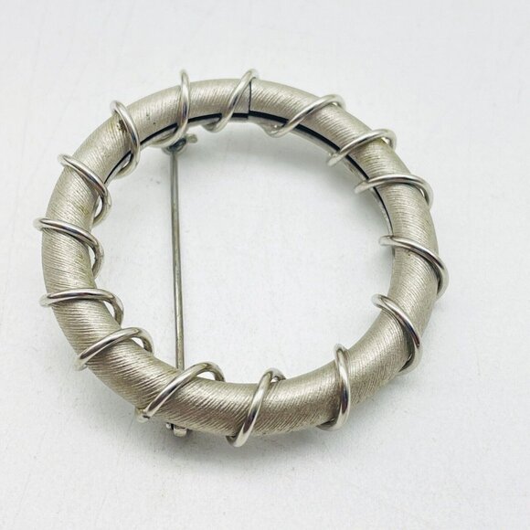 Wire Wrapped Wreath Pin Silver Tone Winter Holiday Christmas Classic Career LARP - Picture 4 of 6
